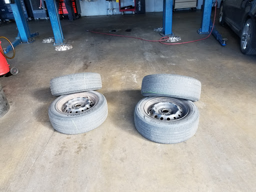 Tire Shop «Discount Tire Centers - Fresno, CA», reviews and photos, 6615 N Blackstone Ave, Fresno, CA 93710, USA