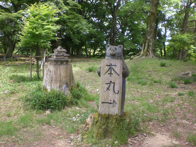 高取城 木彫りの熊と天守