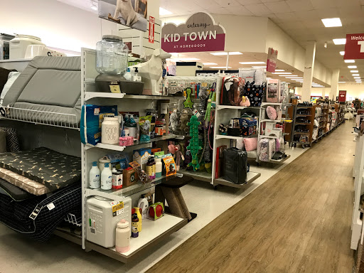 Department Store «T.J. Maxx & HomeGoods», reviews and photos, 198 Alewife Brook Pkwy, Cambridge, MA 02138, USA