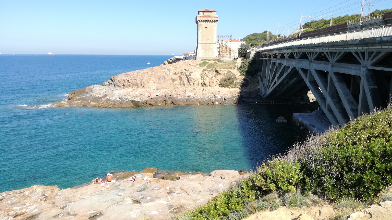 Foto van Spiaggia di Calafuria met blauw puur water oppervlakte