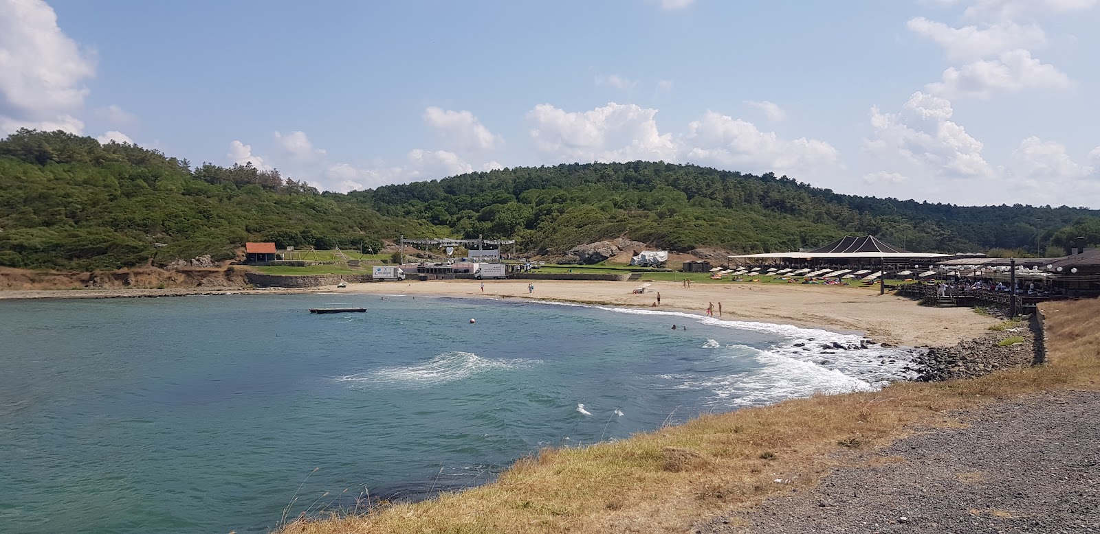 Foto af Uzunya beach bakket op af klipperne