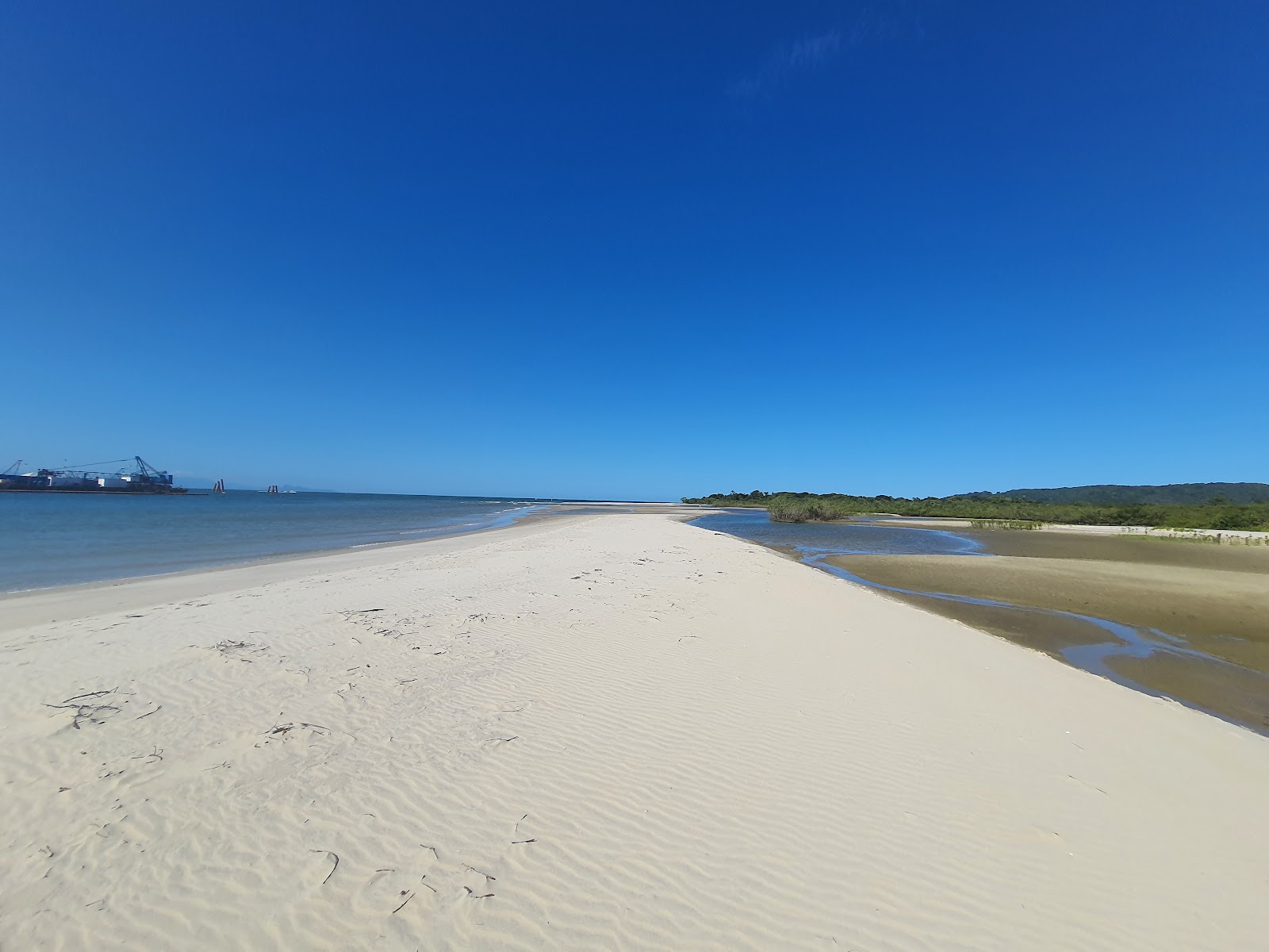 卡普里海滩的照片 带有宽敞的海岸