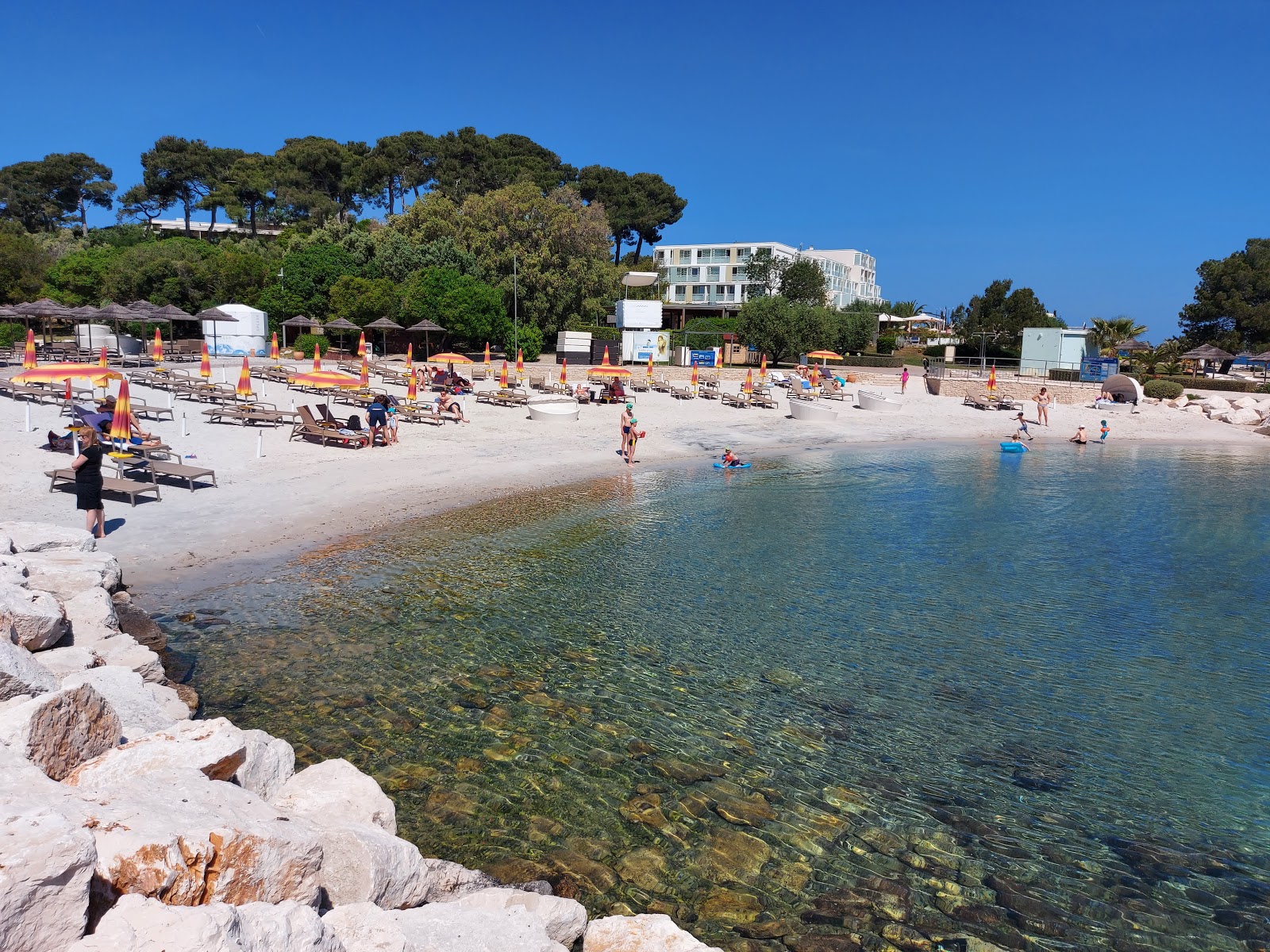Foto von Maro Sandy Beach mit grauer sand Oberfläche