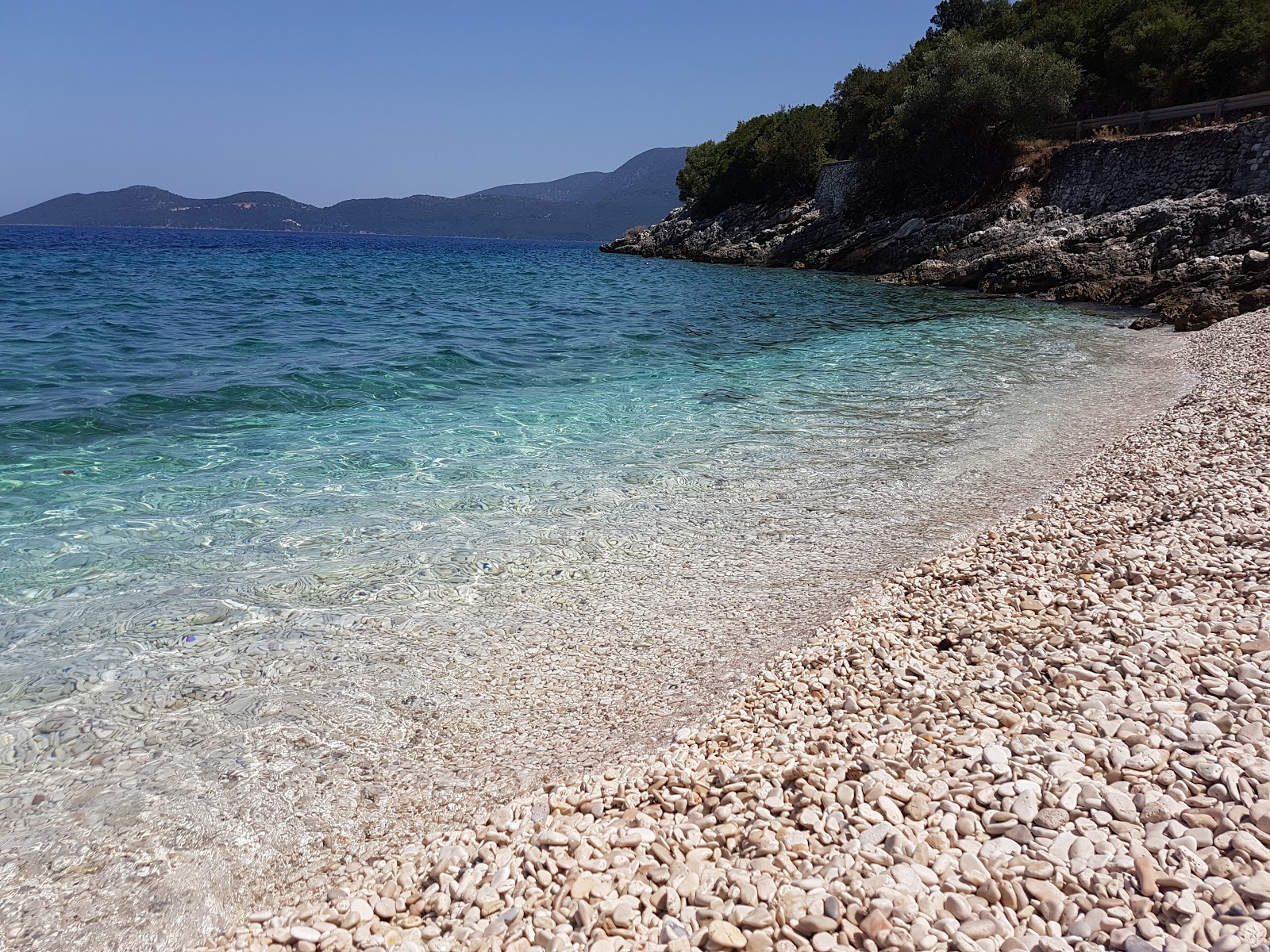 Φωτογραφία του Agios Paraskevi υποστηρίζεται από βράχους