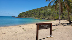 Coral Cove Beach'in fotoğrafı geniş bir kıyı şeridi ile birlikte