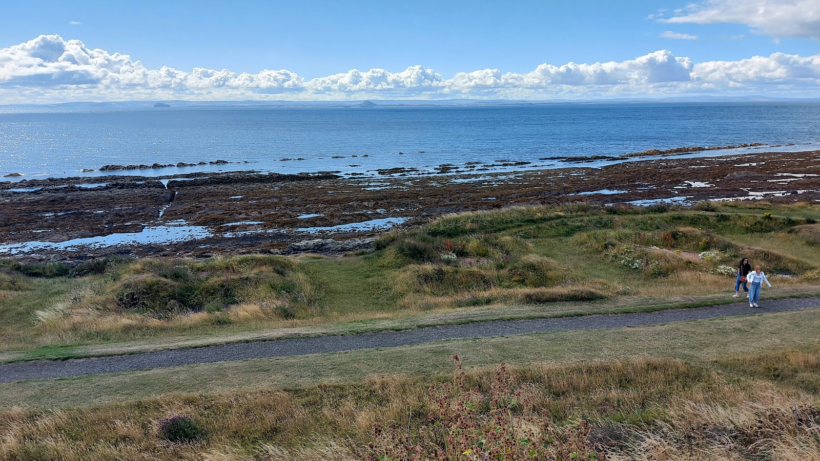 Foto van St Monans Tidal Pool Beach omringd door bergen