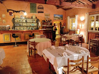 Atmosphère du Restaurant français L'Oustau de Saint-Marc à Saint-Marc-Jaumegarde - n°12