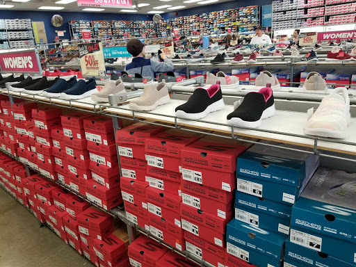 Shoe Store «SKECHERS Factory Outlet», reviews and photos, 3030 E 9th St, Oakland, CA 94601, USA