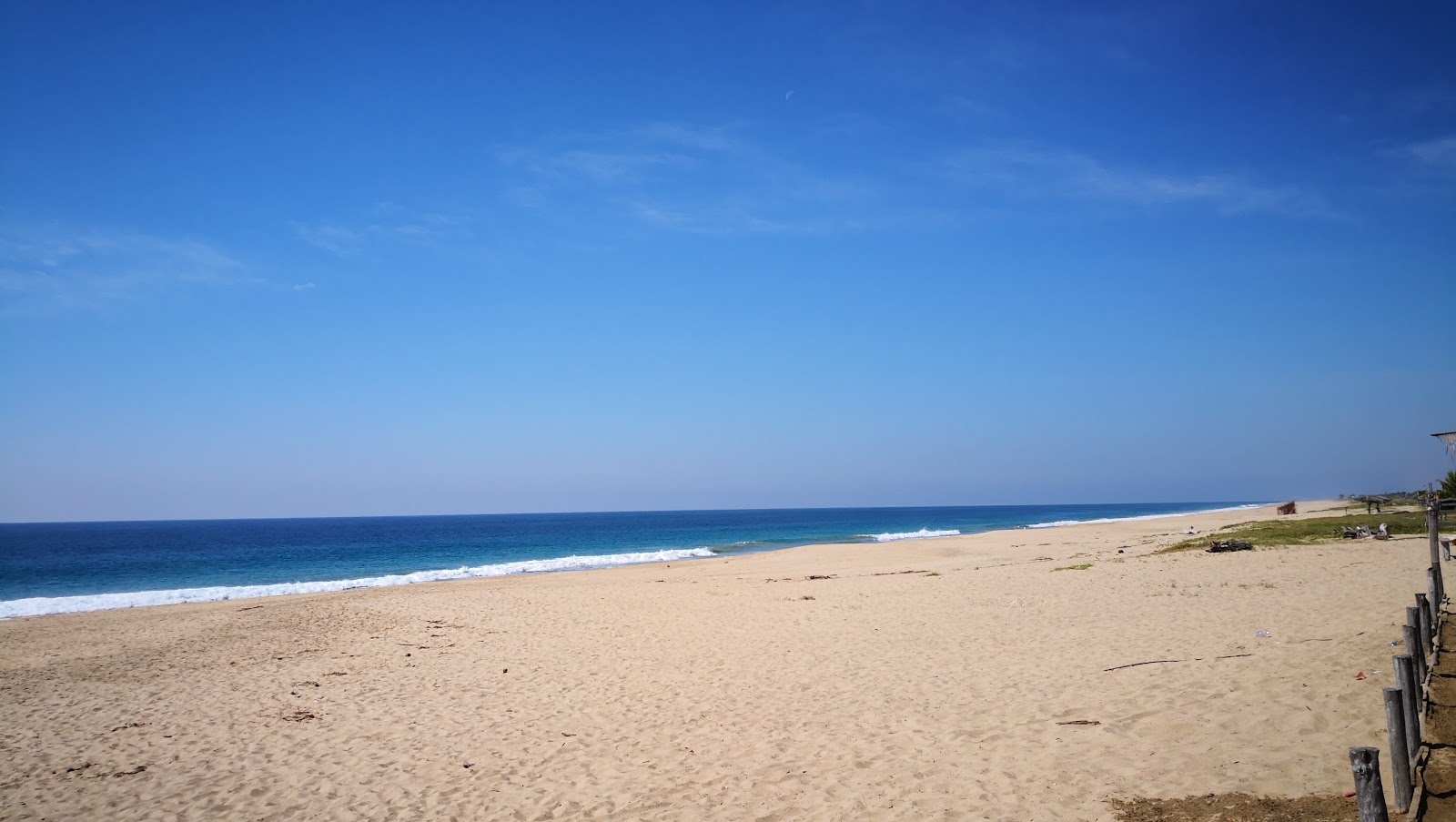 Φωτογραφία του Playa Mitla με μπεζ άμμος επιφάνεια
