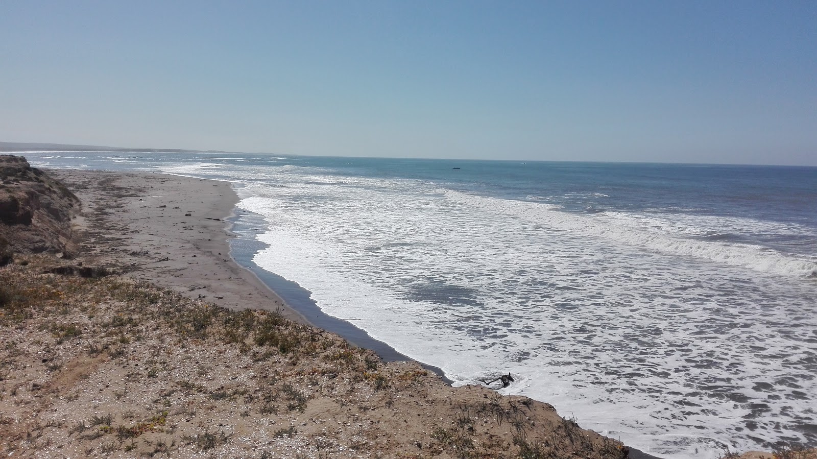 Las Barrancas Beach的照片 带有碧绿色纯水表面