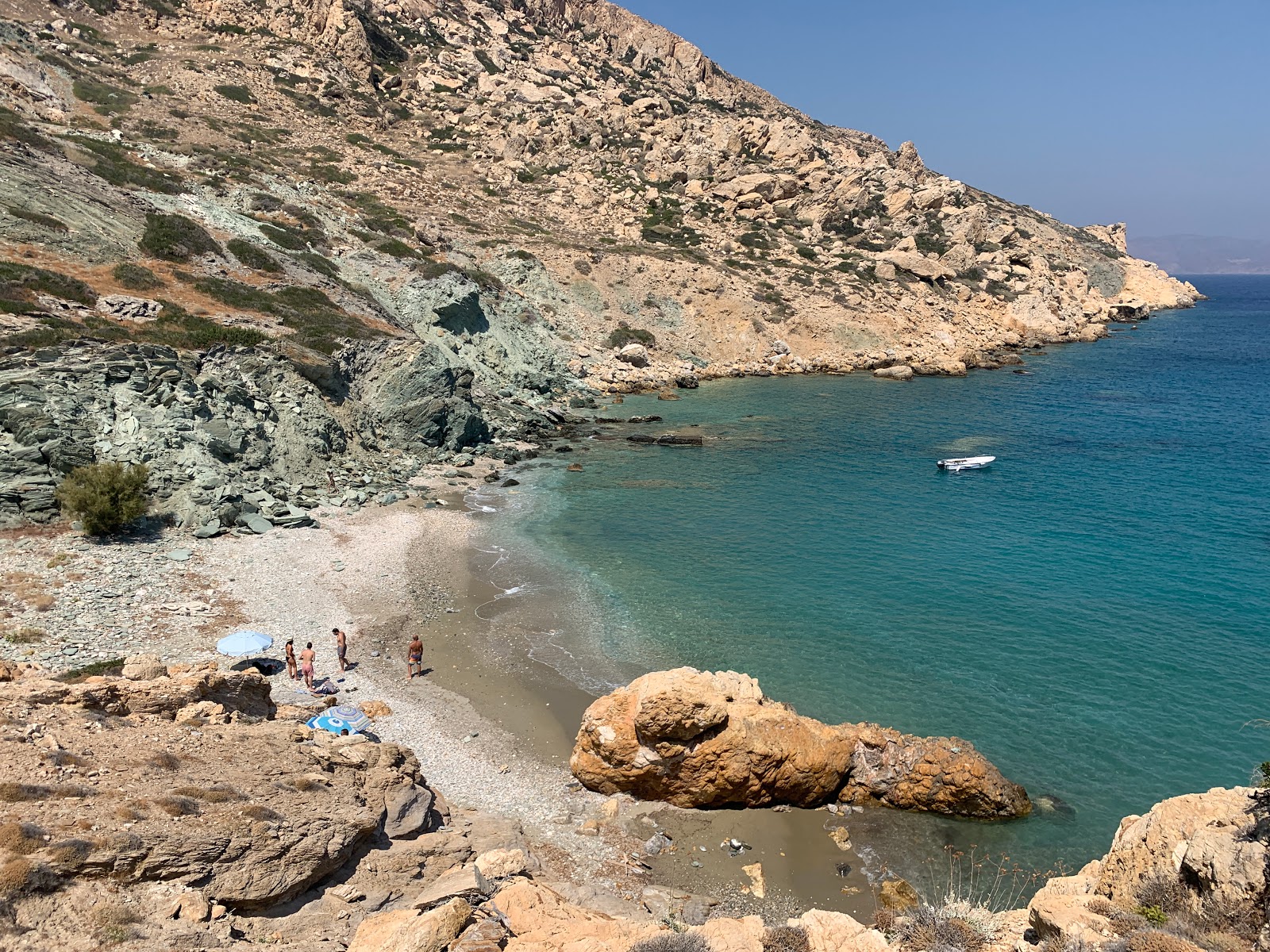 Φωτογραφία του Maltas beach με γκρίζα άμμος και βότσαλο επιφάνεια
