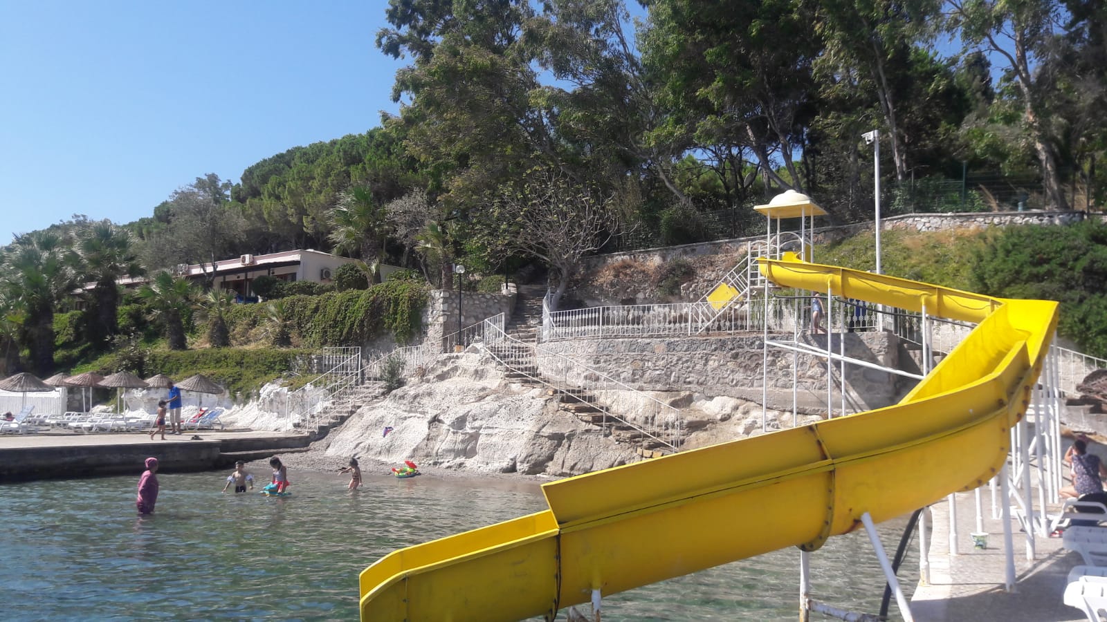 İzmir Urla Saklikoy Plaj'in fotoğrafı geniş bir kıyı şeridi ile birlikte