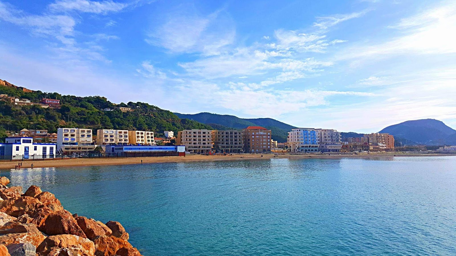 Guinguette beach'in fotoğrafı uçurumlarla desteklenmiş