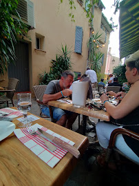 Atmosphère du Restaurant méditerranéen La Favouille ( cuisine Provencale ) à Le Lavandou - n°6