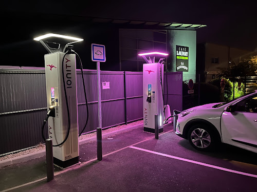 Borne de recharge de véhicules électriques IONITY Station de recharge Le Passage