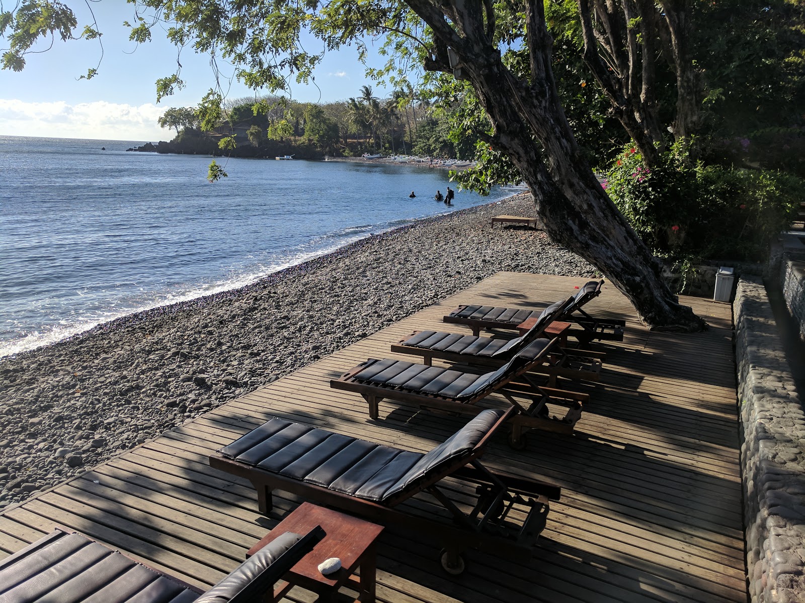 Tulamben Beach II'in fotoğrafı dağlarla çevrili