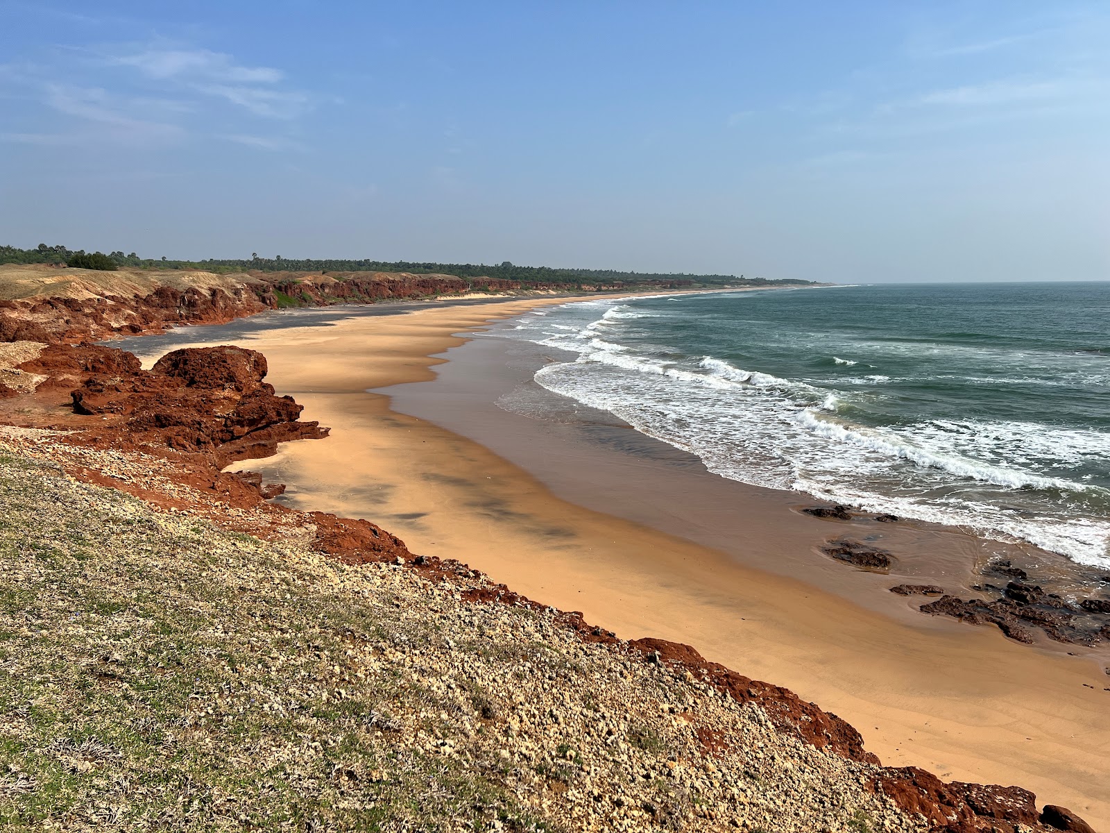 Pandavula Pancha Beach的照片 带有碧绿色纯水表面