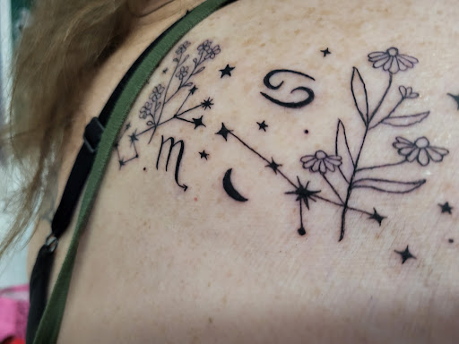 Explore navel tattoo ideas, creative tattoo ideas in Peoria, available at Big Top Tat2