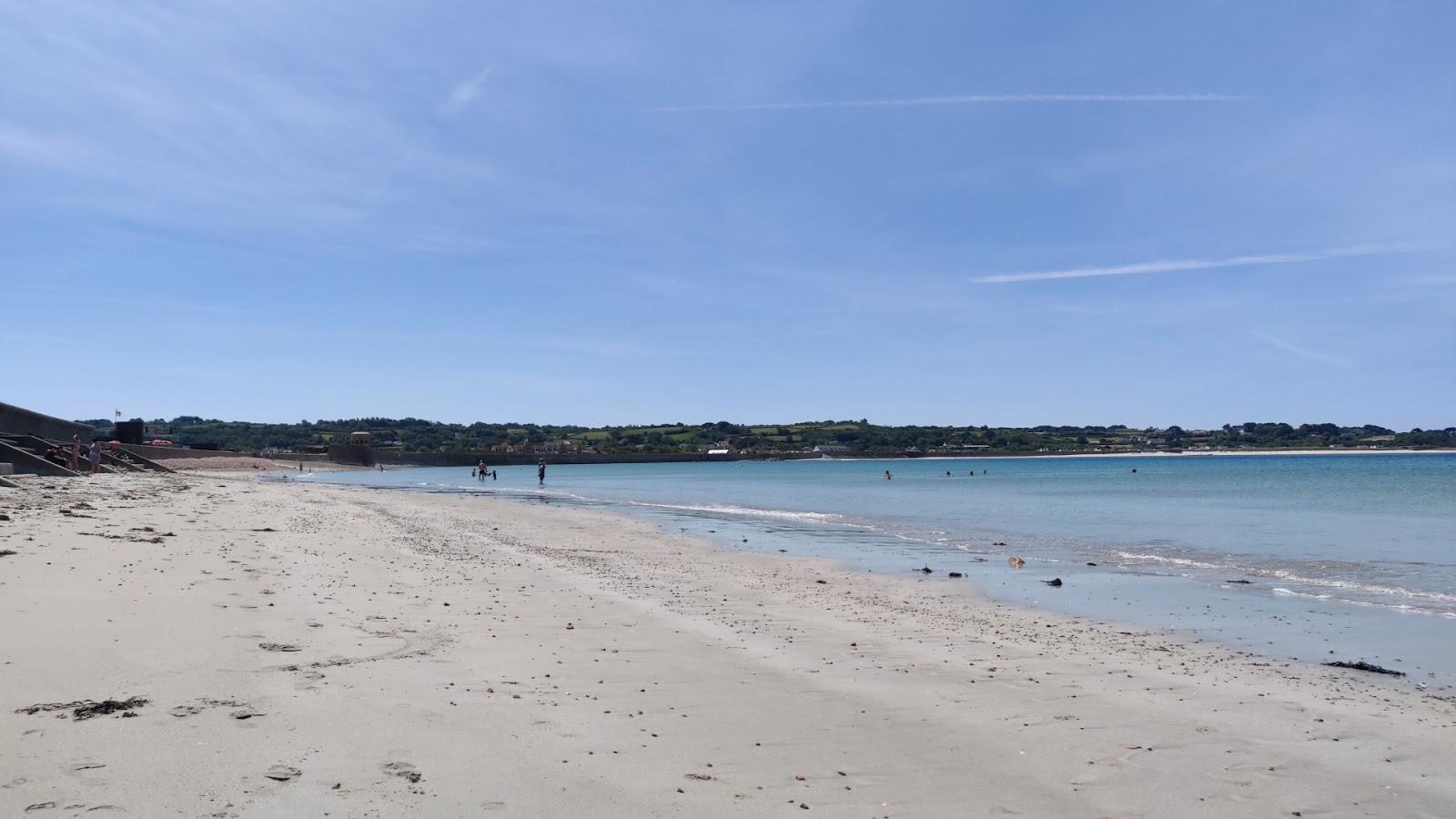 Photo de Vazon Guernsey Beach avec l'eau cristalline de surface