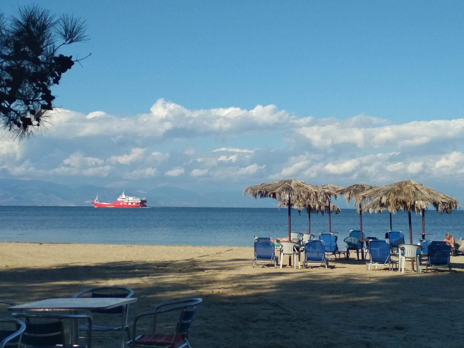Foto de Aphrodite beach - lugar popular entre los conocedores del relax