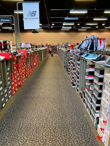 Shoe Store «DSW Designer Shoe Warehouse», reviews and photos, 17100 Southcenter Pkwy, Tukwila, WA 98188, USA