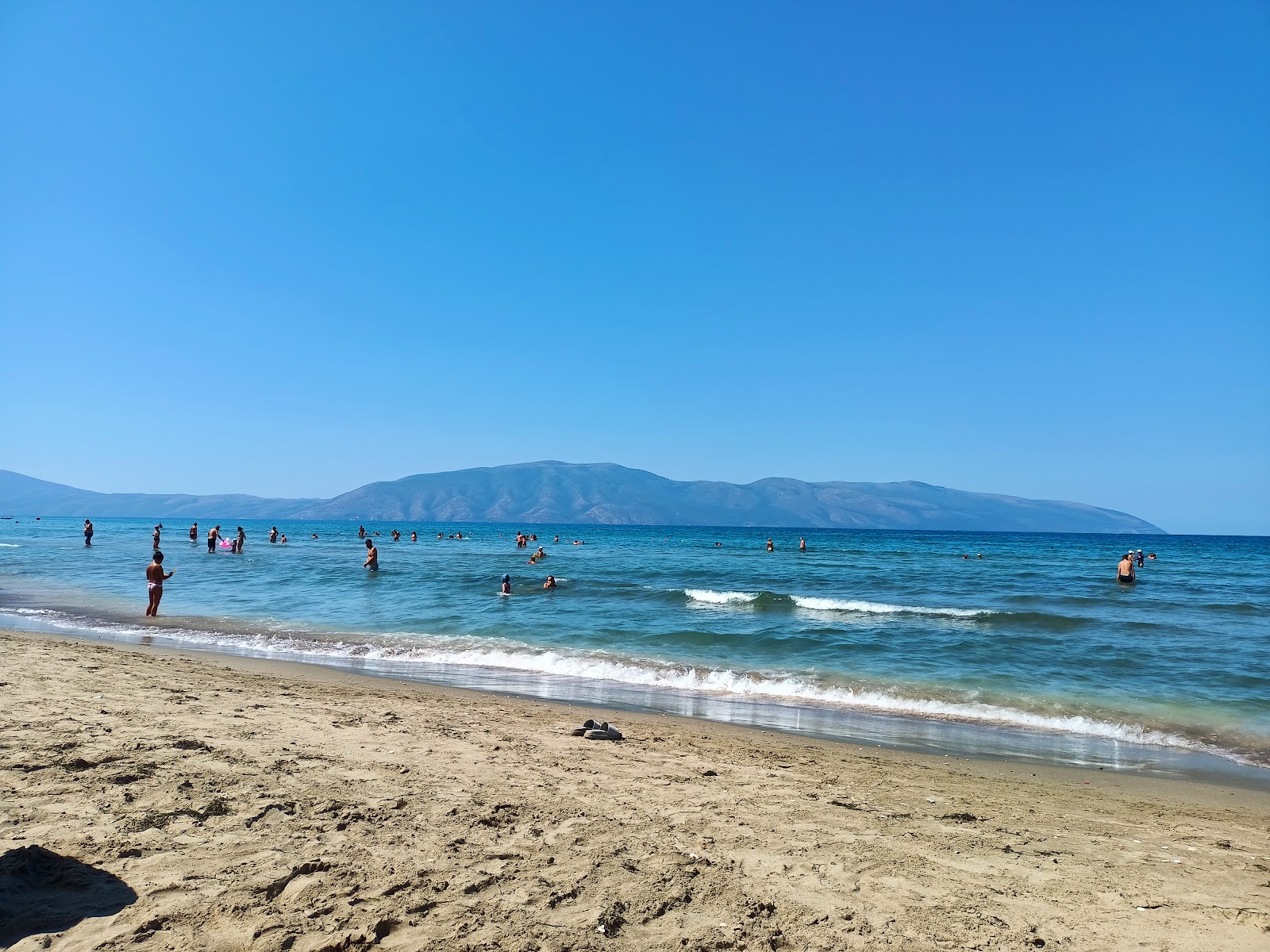 Plazhi i Ri'in fotoğrafı uçurumlarla desteklenmiş