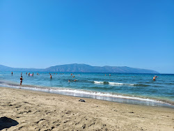 Plazhi i Ri'in fotoğrafı uçurumlarla desteklenmiş