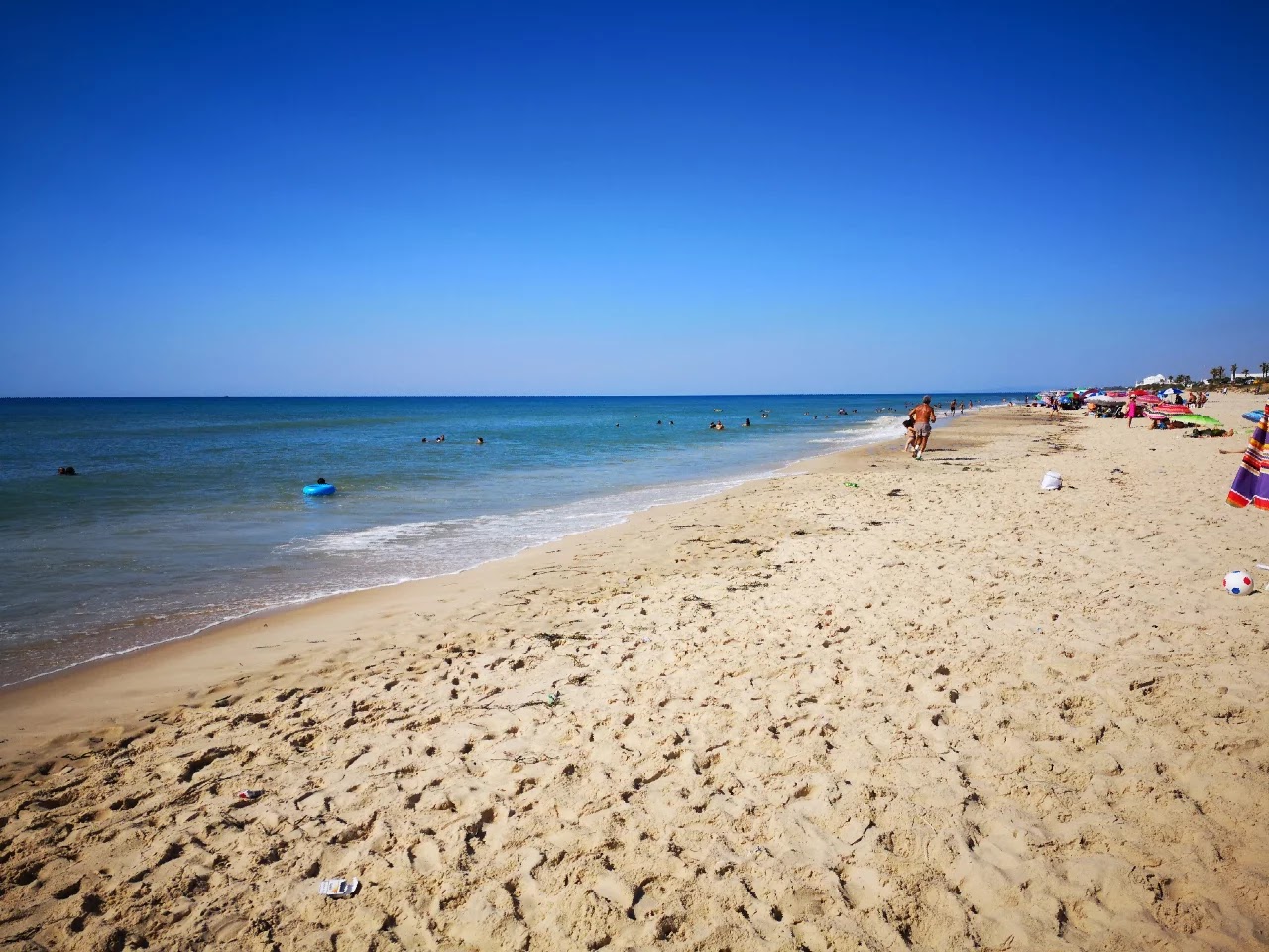Foto av Plage Sidi Mahrsi med lång rak strand