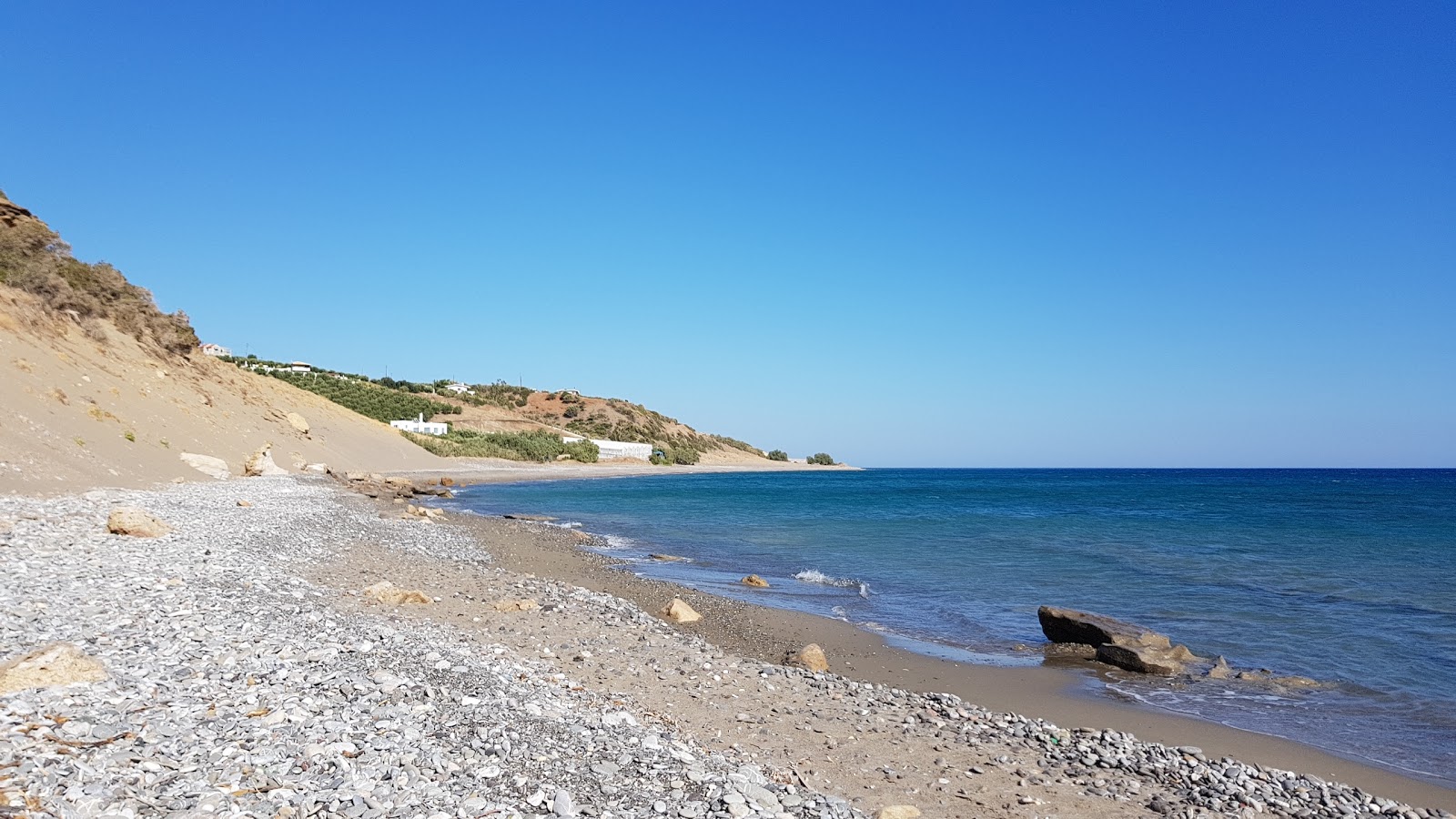 Armenopetra beach的照片 带有轻质沙和卵石表面