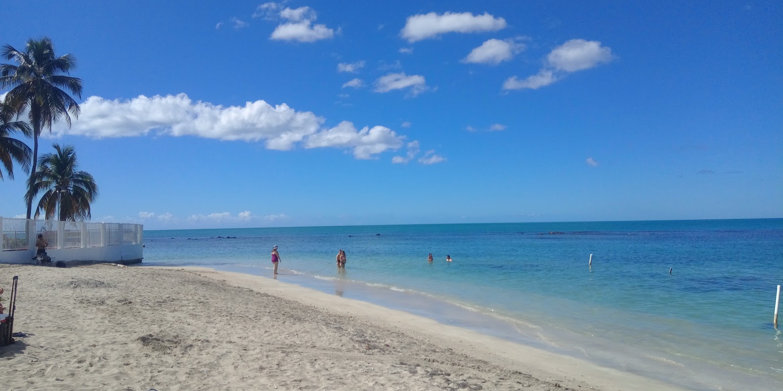 Playa Tres Tubos的照片 带有碧绿色纯水表面