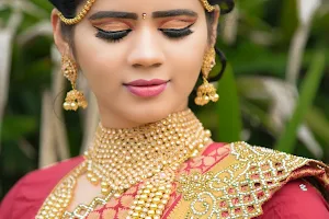 Hola - Best Beauty Parlor & Parlor Home services(Only for LADIES ) Hair beauty and make up service. Nellore image