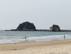 Photo de Kkotji Beach avec rivage droit, long