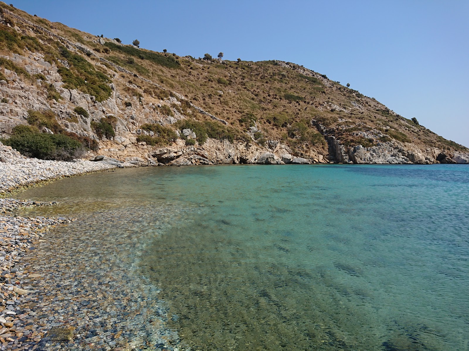 Fotografie cu Paralia II cu o suprafață de apa pură turcoaz