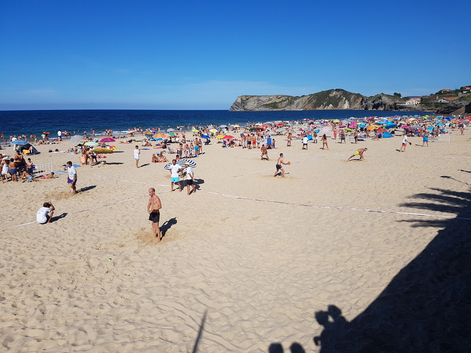 Foto von Strand von Comillas mit sehr sauber Sauberkeitsgrad