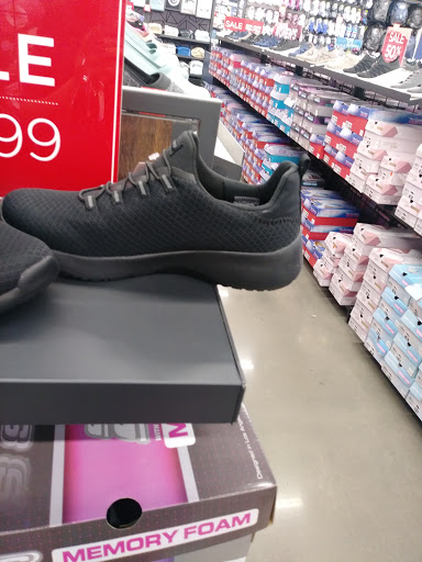 Shoe Store «SKECHERS Factory Outlet», reviews and photos, 4801 W North Ave, Chicago, IL 60639, USA
