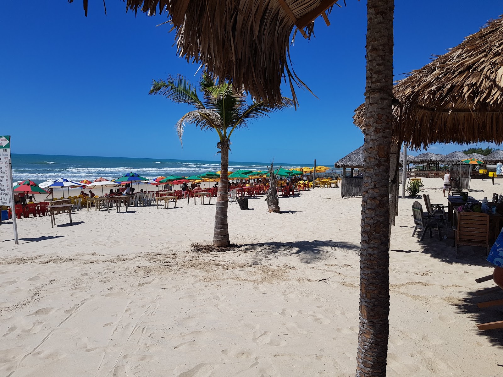 Praia de Aguas Belas的照片 带有碧绿色纯水表面