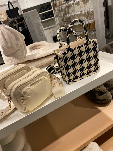 Clothing Store «H&M», reviews and photos, 236 4 Seasons Town Center Ent, Greensboro, NC 27427, USA