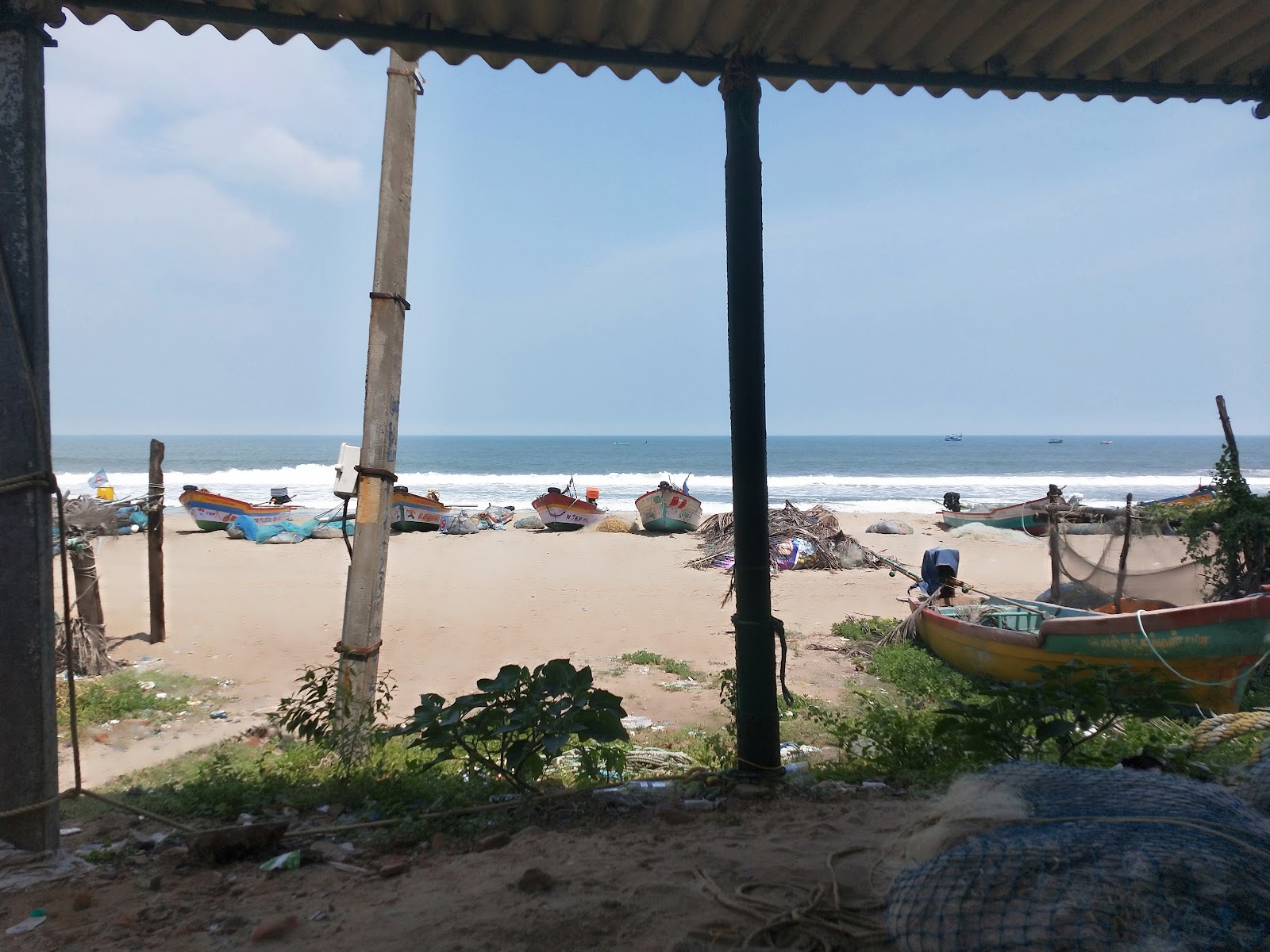 Narambai Beach Shore'in fotoğrafı - rahatlamayı sevenler arasında popüler bir yer