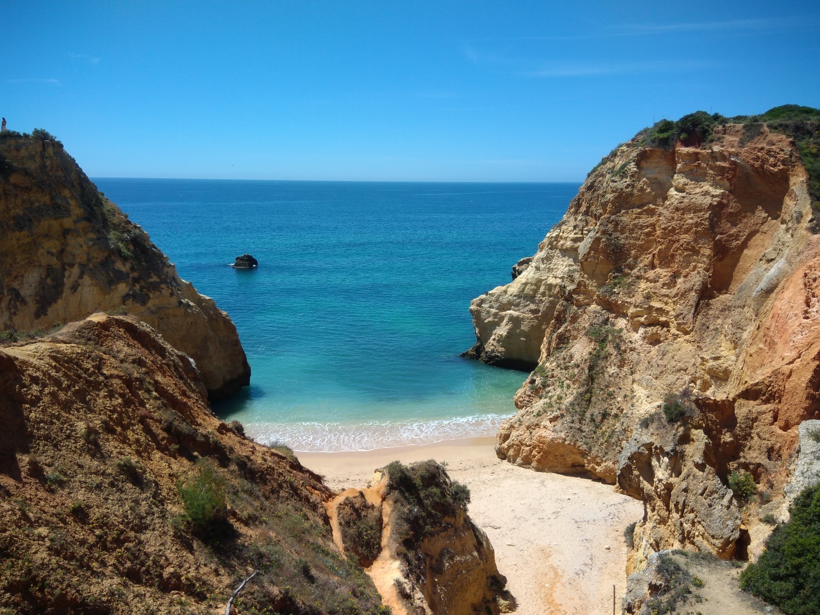 Foto di Praia Joao de Arens con una superficie del sabbia beige fine