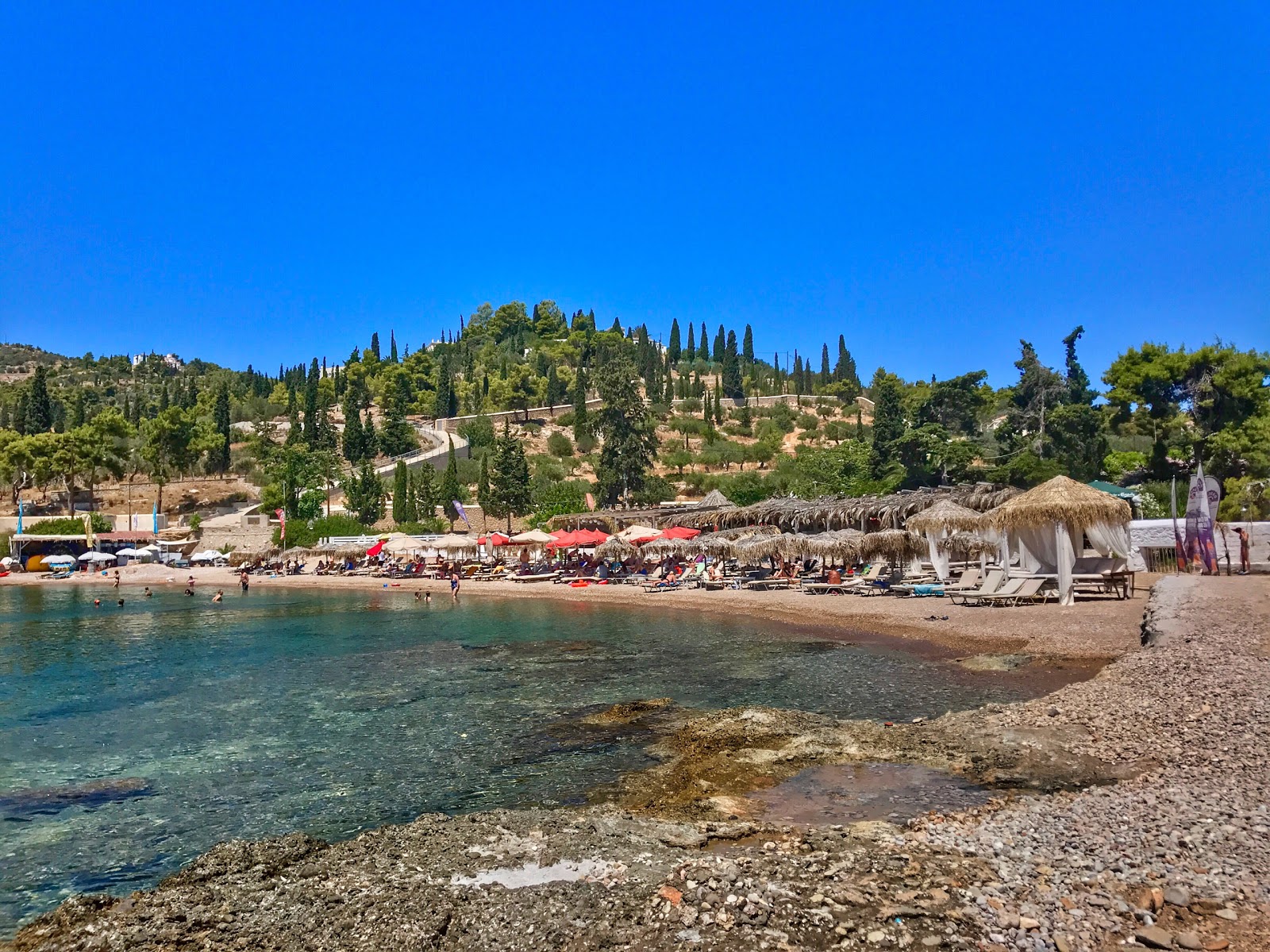 Photo de Paralia Agia Marina avec sable clair avec caillou de surface