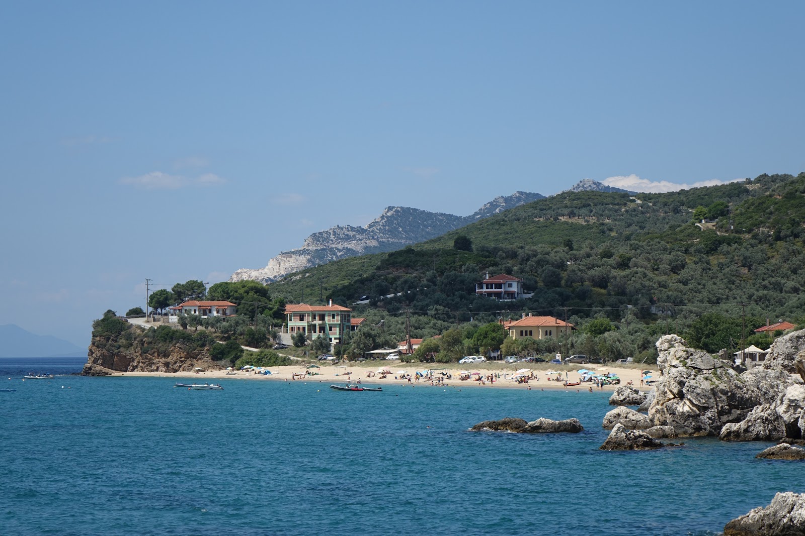 Photo de Mikro Beach entouré de montagnes