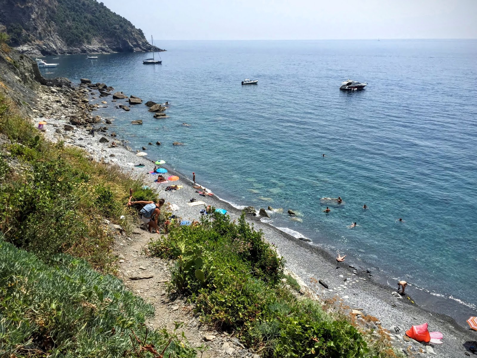 Fotografie cu Spiaggia di Guvano Vernazza cu o suprafață de apa albastra