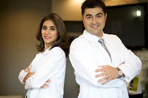 Centre de Spécialistes Dentaires Zeeba - Dr Omid Kiarash et Dre Sara Behmanesh, parodontiste image