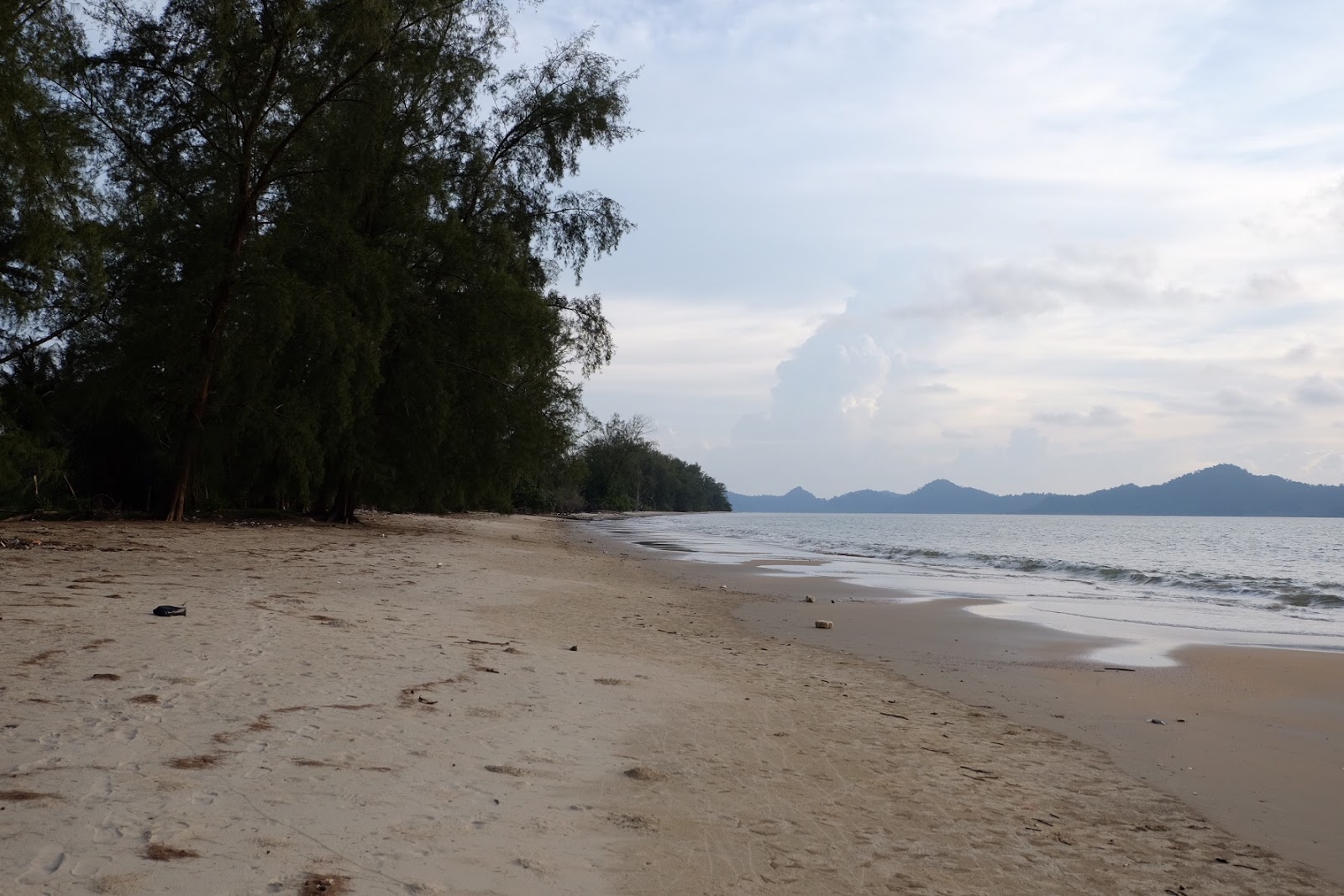 Ko Tkhung Nang Dam Beach的照片 带有碧绿色水表面