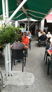 Atmosphère du Restaurant Le Petit Creux à Port-de-Bouc - n°5