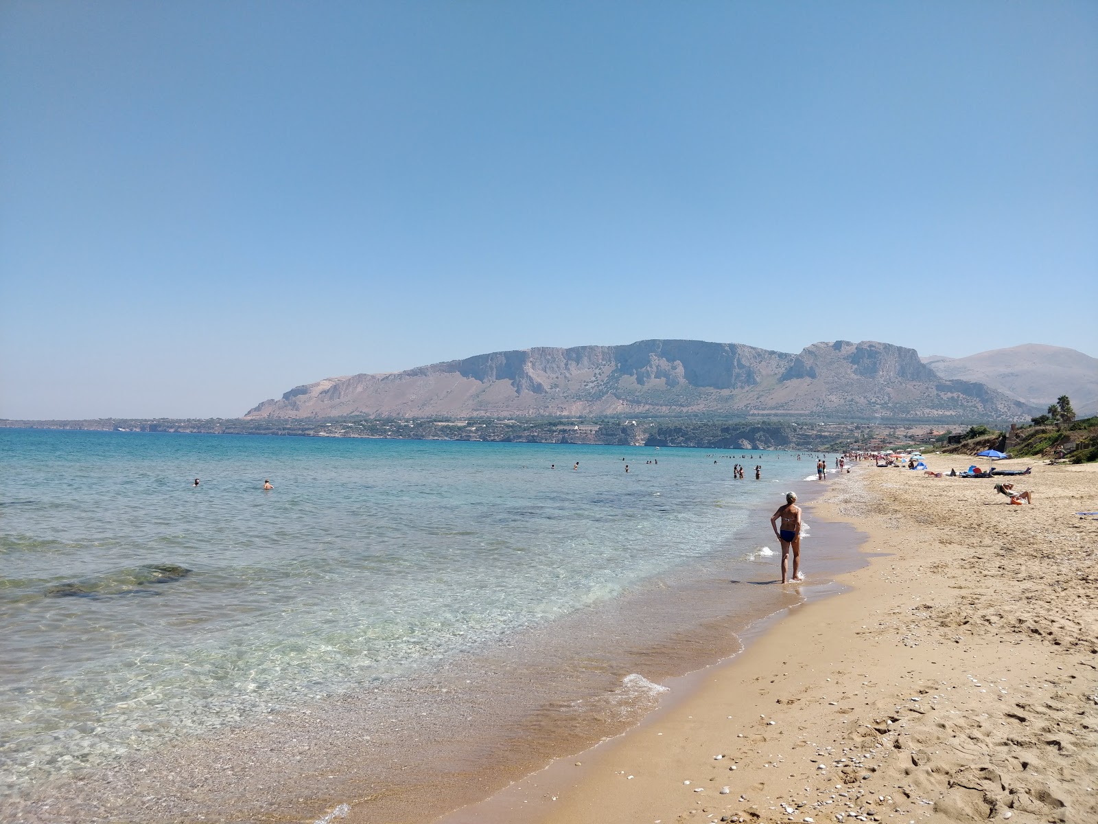 Spiaggia di Trappeto'in fotoğrafı uçurumlarla desteklenmiş