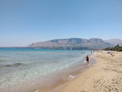 Spiaggia di Trappeto'in fotoğrafı uçurumlarla desteklenmiş