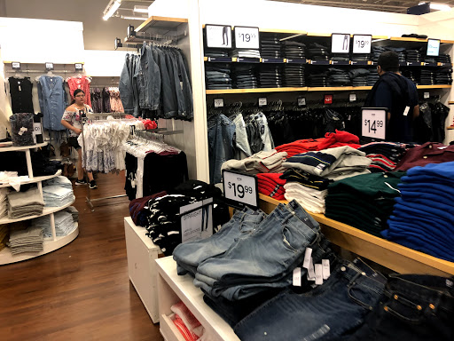Clothing Store «Gap», reviews and photos, 18511 Outlet Blvd, Chesterfield, MO 63005, USA