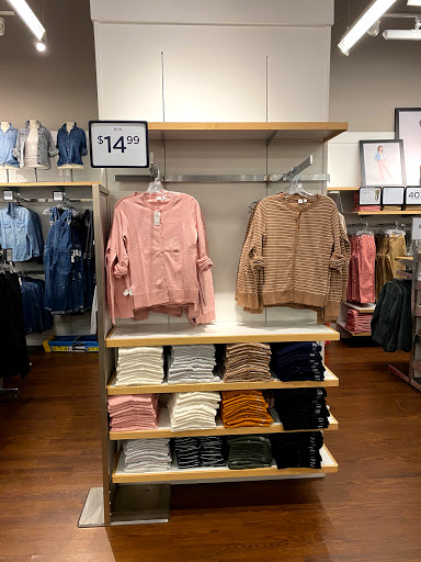 Clothing Store «Gap Outlet», reviews and photos, 640 Bergen Town Center, Paramus, NJ 07652, USA