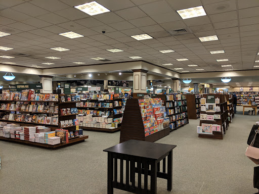 Book Store «Barnes & Noble», reviews and photos, 2100 Snelling Ave, St Paul, MN 55113, USA